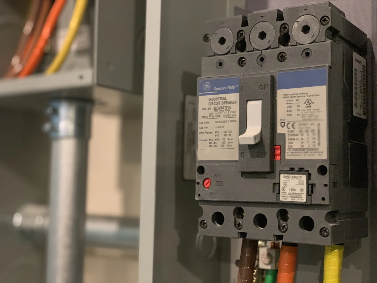 Elektriker prüft Sicherungskasten – Stromausfall Dortmund