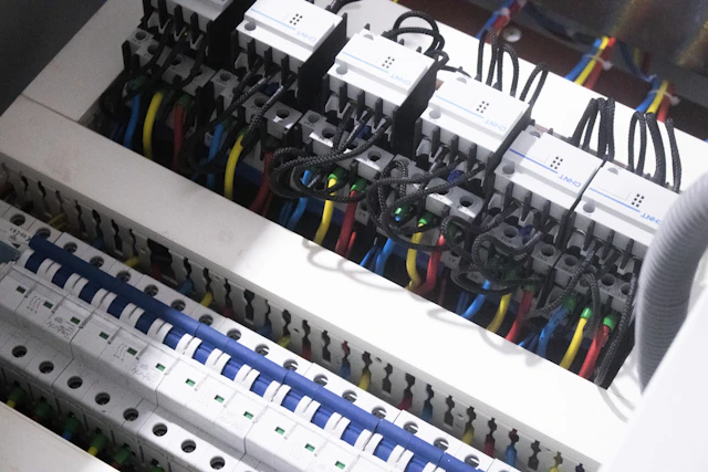 Fachgerechte Montage von Steckdose und Lichtschalter