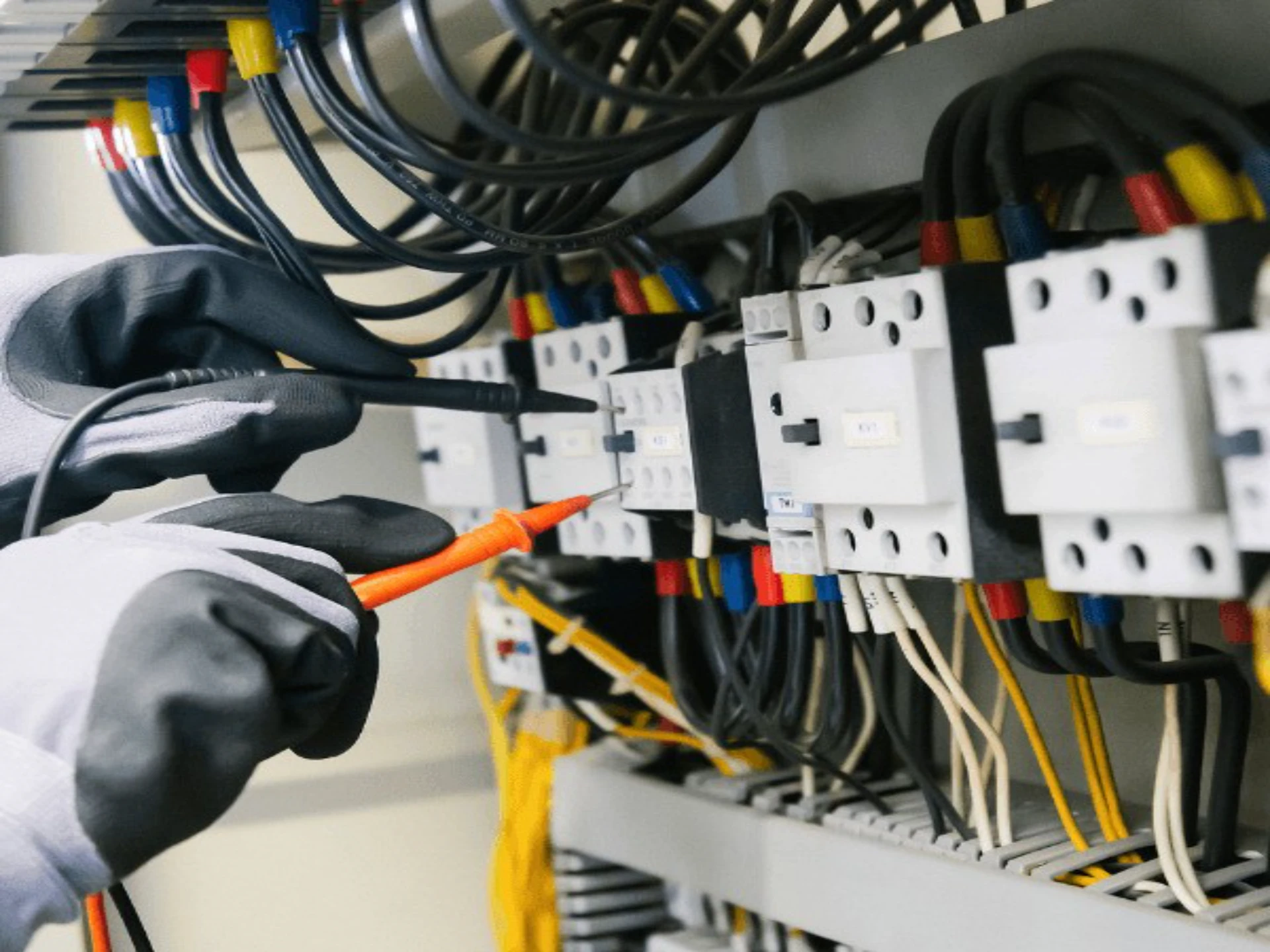 Elektriker arbeitet an Sicherungskasten in Dortmund