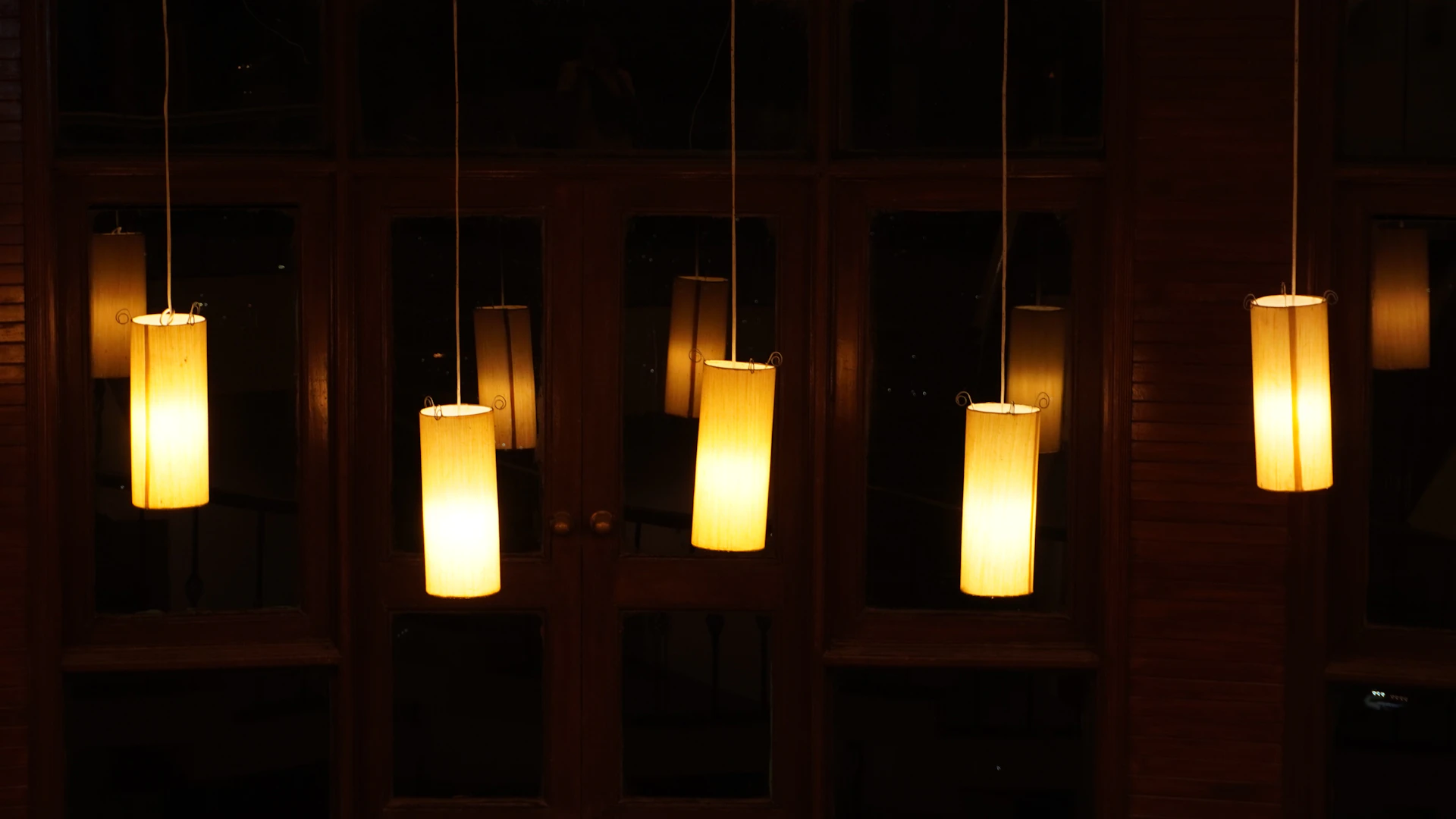 Warme LED-Beleuchtung in einem modernen Wohnraum in Dortmund