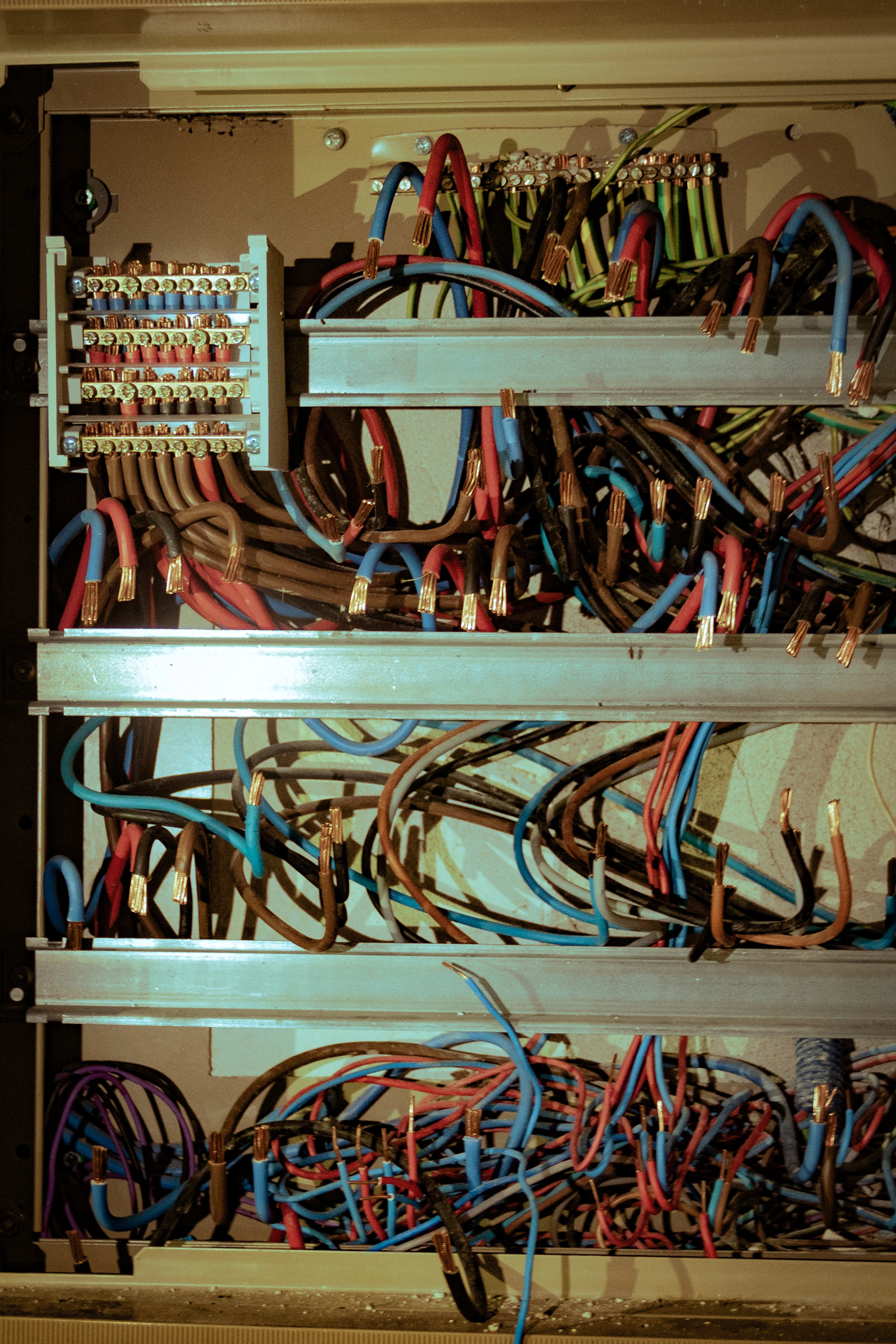 Elektriker überprüft Sicherungskasten bei Stromausfall in Dortmund